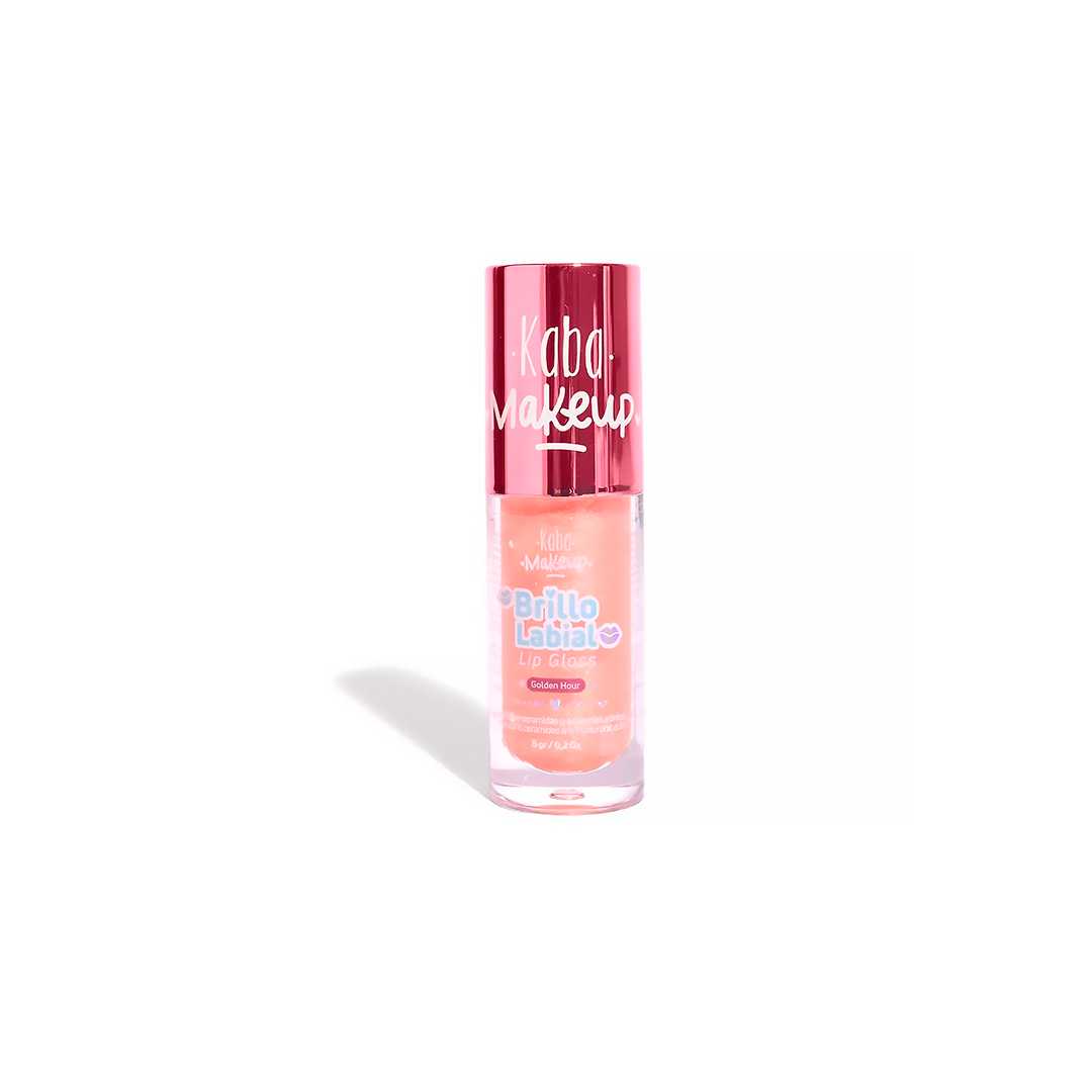 Tubo del Brillo Labial Kaba Makeup en tono Golden Hour (6 ml), mostrando el gloss brillante color durazno-rosado dentro del envase transparente y su etiqueta con ingredientes clave.