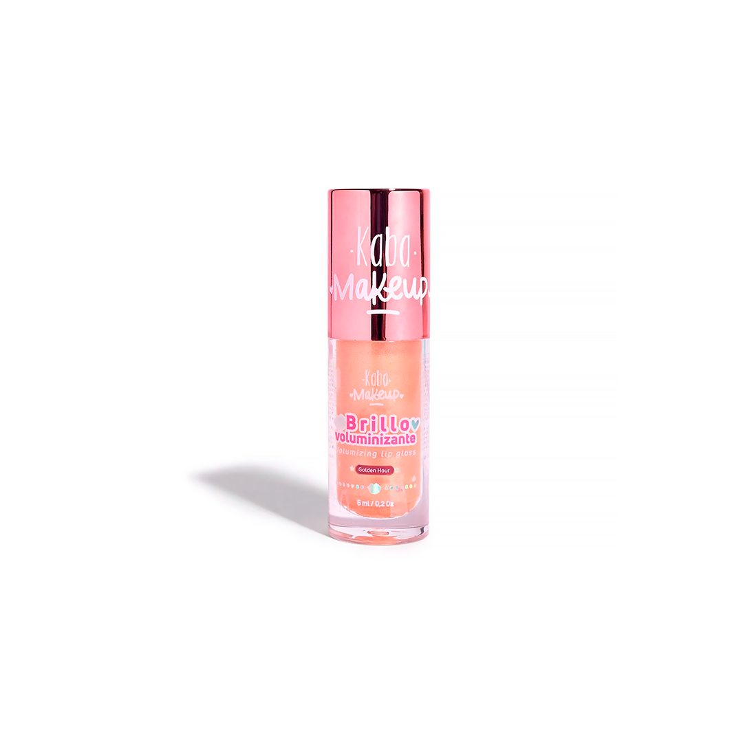 Tubo de Kaba Makeup Brillo Voluminizante en tono Golden Hour (6ml). Gloss labial con efecto volumen, color melocotón brillante y tapa rosa metalizada. Kumulo Cosmetics.