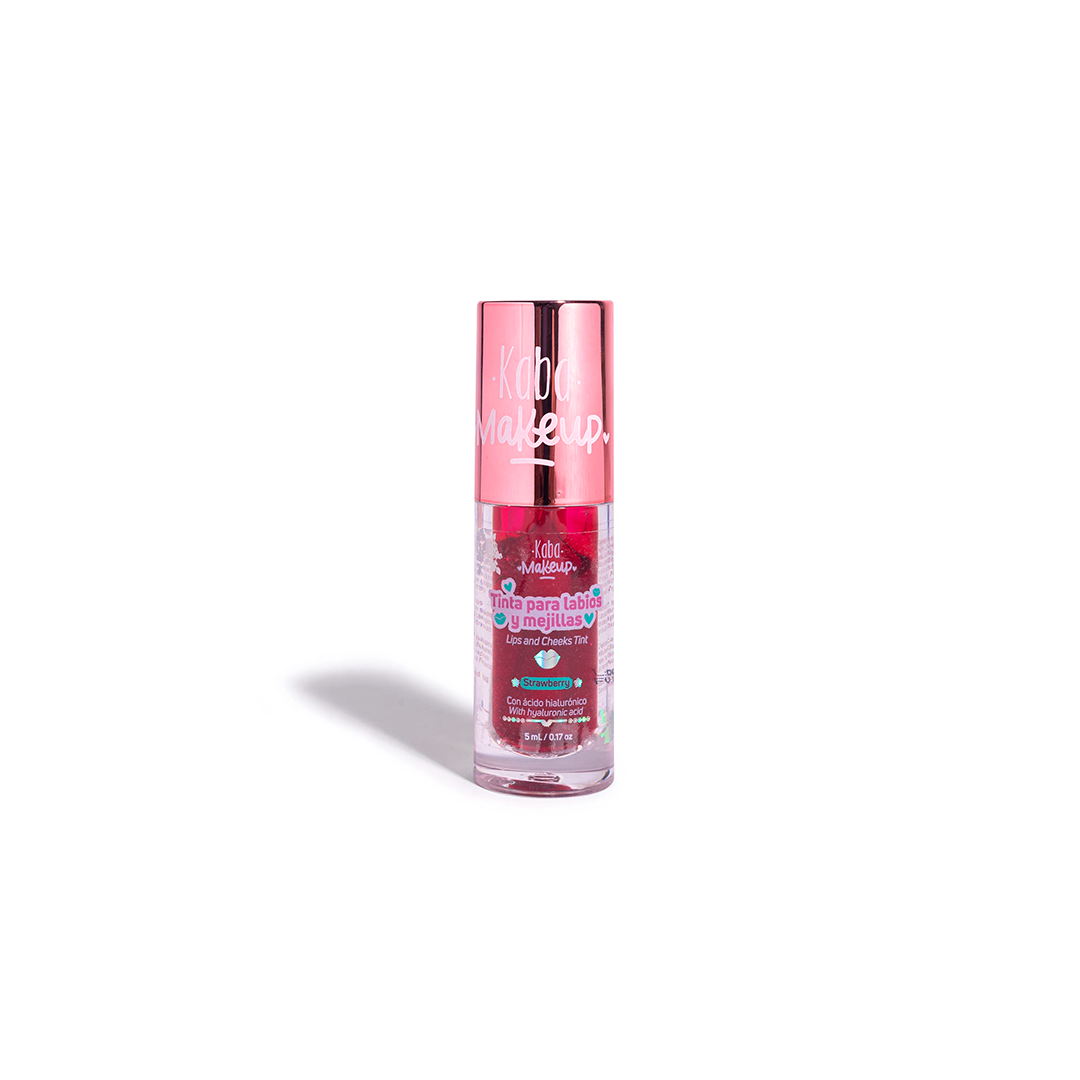 Botella de la Tinta para Labios y Mejillas Kaba Makeup en tono Strawberry (9 ml), con tapa rosa metálica, mostrando el líquido rojo y su etiqueta detallada con ingredientes clave.