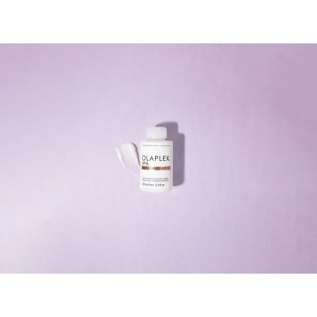 Botella de Olaplex No. 6 Bond Smoother, crema de peinado reparadora leave-in anti-frizz, tamaño 100ml / 3.3 fl oz. Fondo morado.