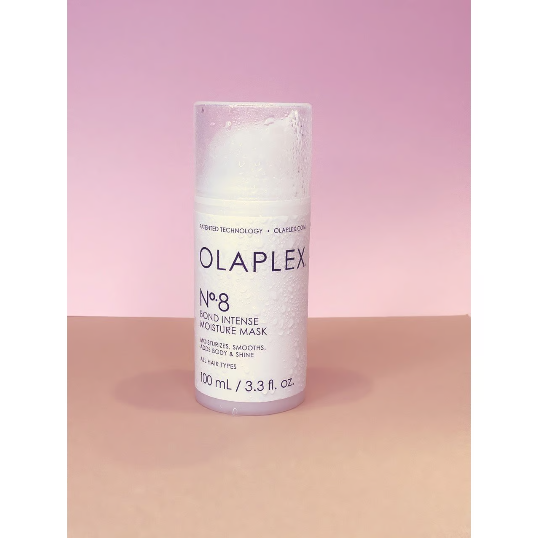Botella con dosificador airless de Olaplex No. 8 Bond Intense Moisture Mask, mascarilla reparadora e hidratante intensiva, tamaño 100ml / 3.3 fl oz.
Fondo rosado